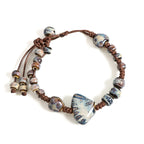 Pulsera trenzada con conchas azul
