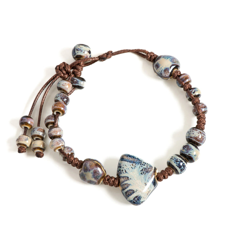 Pulsera trenzada con conchas azul