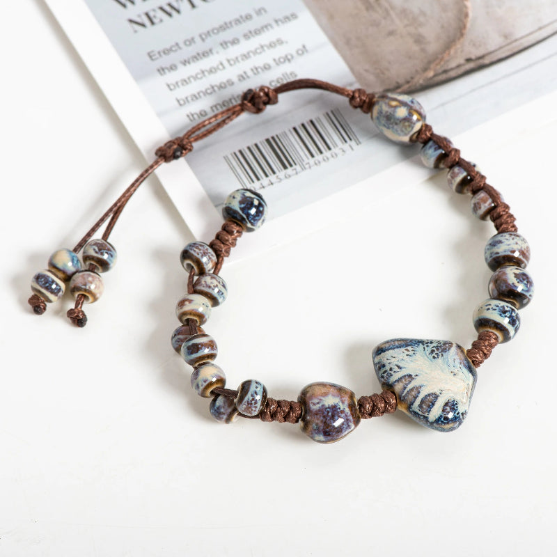 Pulsera trenzada con conchas azul
