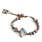 Pulsera trenzada con conchas azul