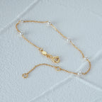 Pulsera fina de cadena con perlas blancas