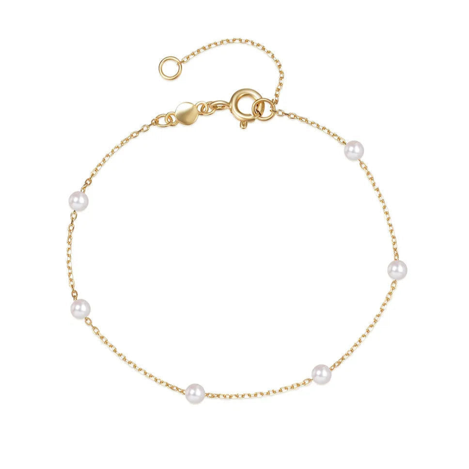 Pulsera fina de cadena con perlas blancas