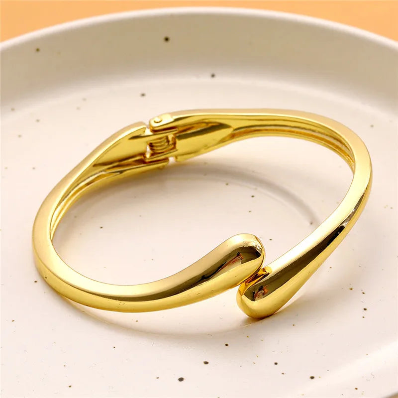 Pulsera fina de cadena con gota de agua en oro