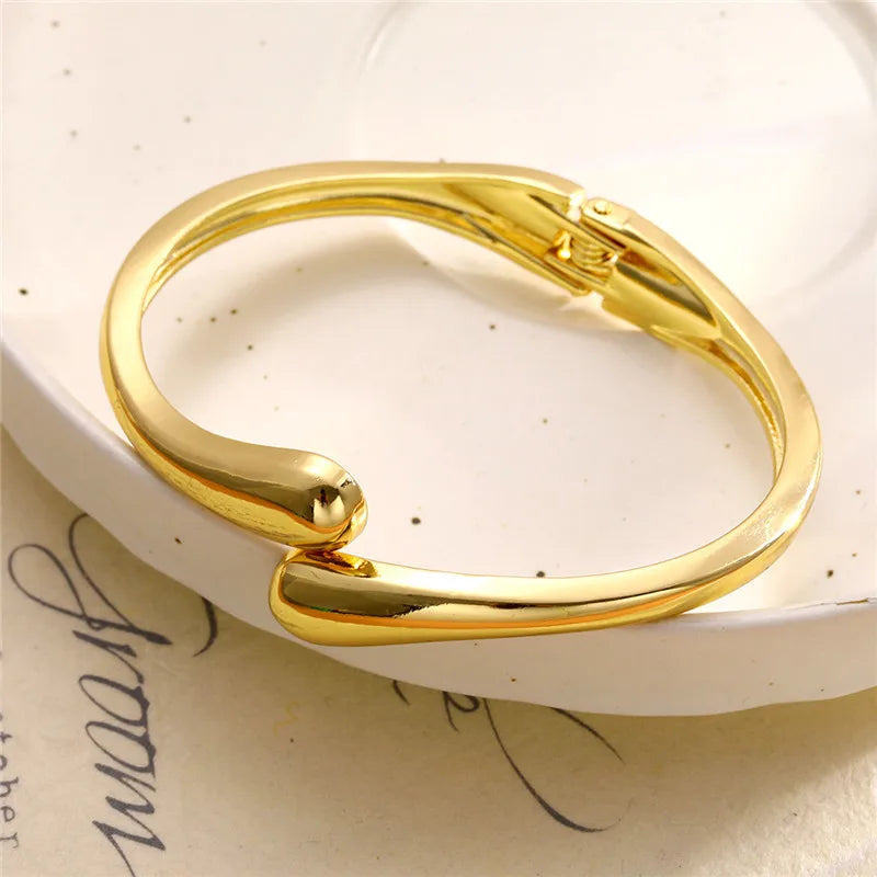 Pulsera fina de cadena con gota de agua en oro