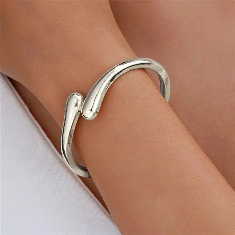 Pulsera fina de cadena con gota de agua en plata