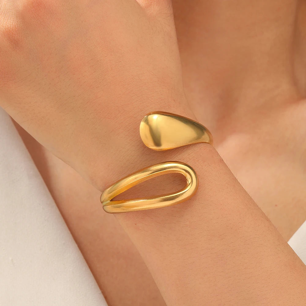 Elegante Pulsera Gourmette con Gota de Agua oro