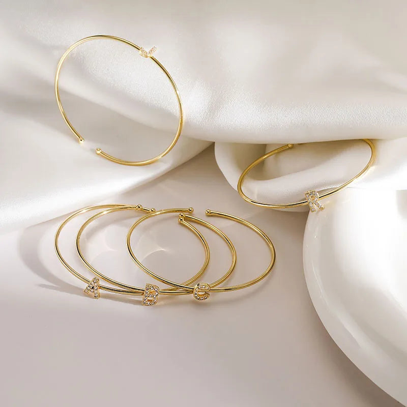 Pulsera minimalista con inicial