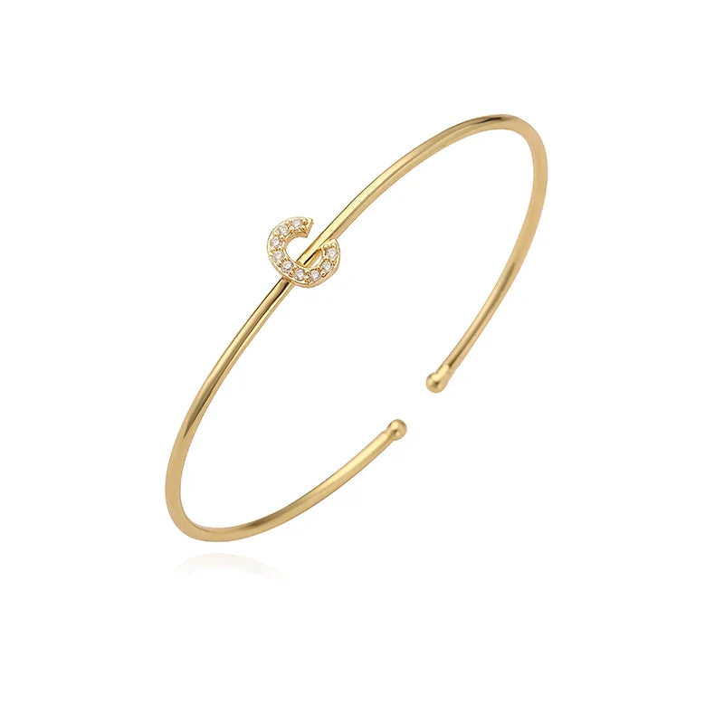 Pulsera minimalista con inicial c