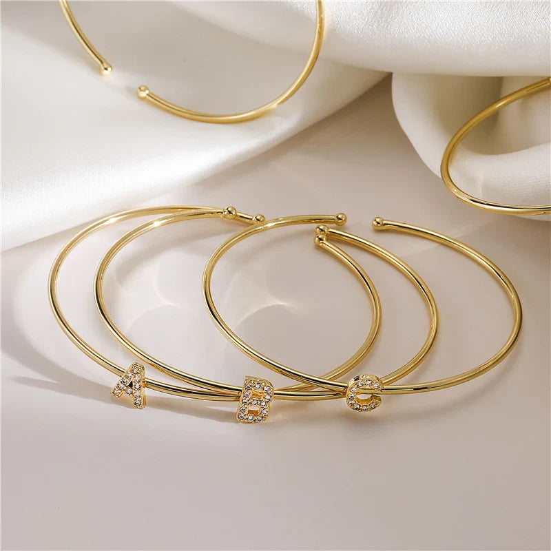 Pulsera minimalista con inicial a