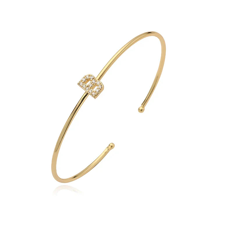 Pulsera minimalista con inicial b