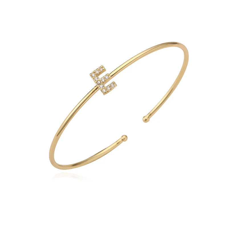 Pulsera minimalista con inicial e