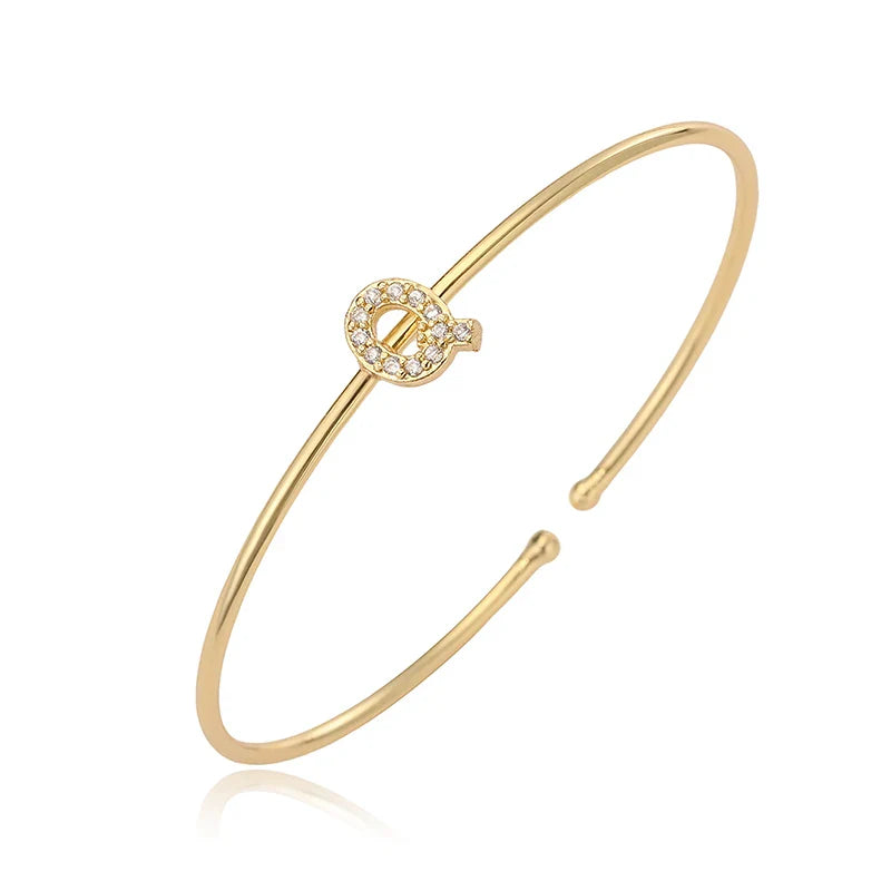 Pulsera minimalista con inicial q
