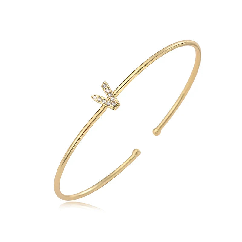 Pulsera minimalista con inicial v