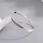 Pulsera rígida abierta con pluma plateada