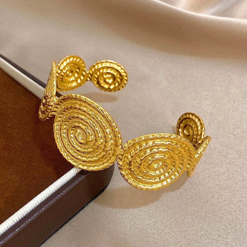 Pulsera tipo brazalete con motivo de espiral