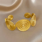 Pulsera tipo brazalete con motivo de espiral