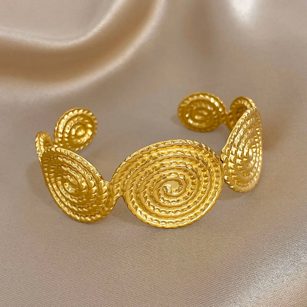 Pulsera tipo brazalete con motivo de espiral