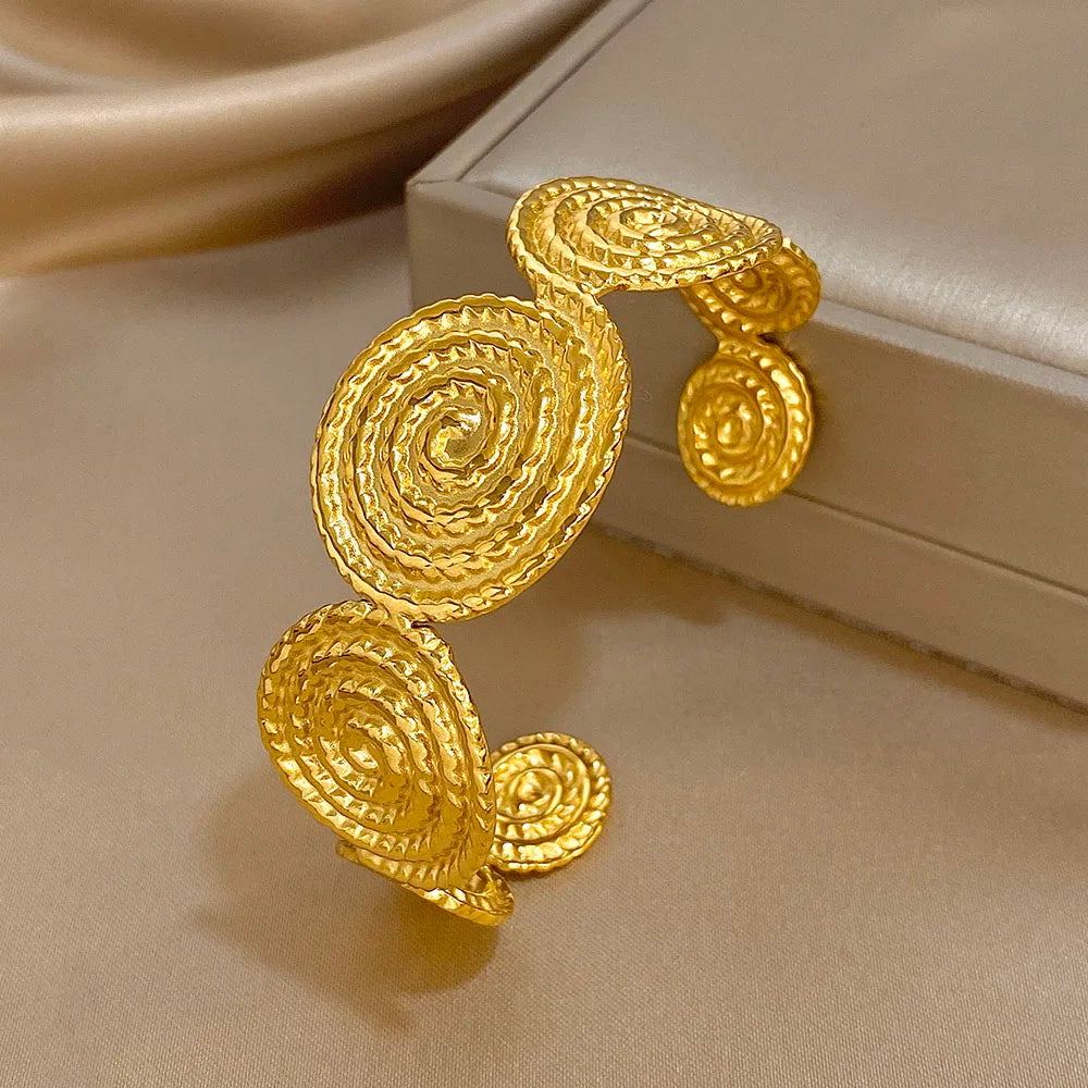 Pulsera tipo brazalete con motivo de espiral