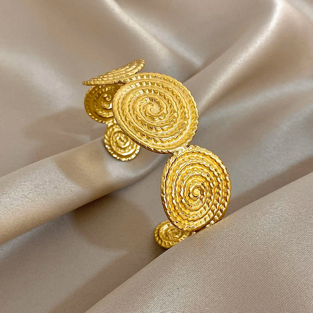Pulsera tipo brazalete con motivo de espiral