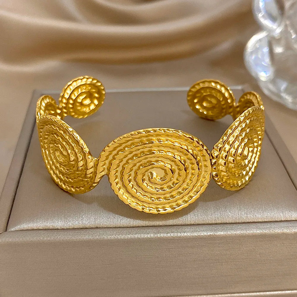 Pulsera tipo brazalete con motivo de espiral