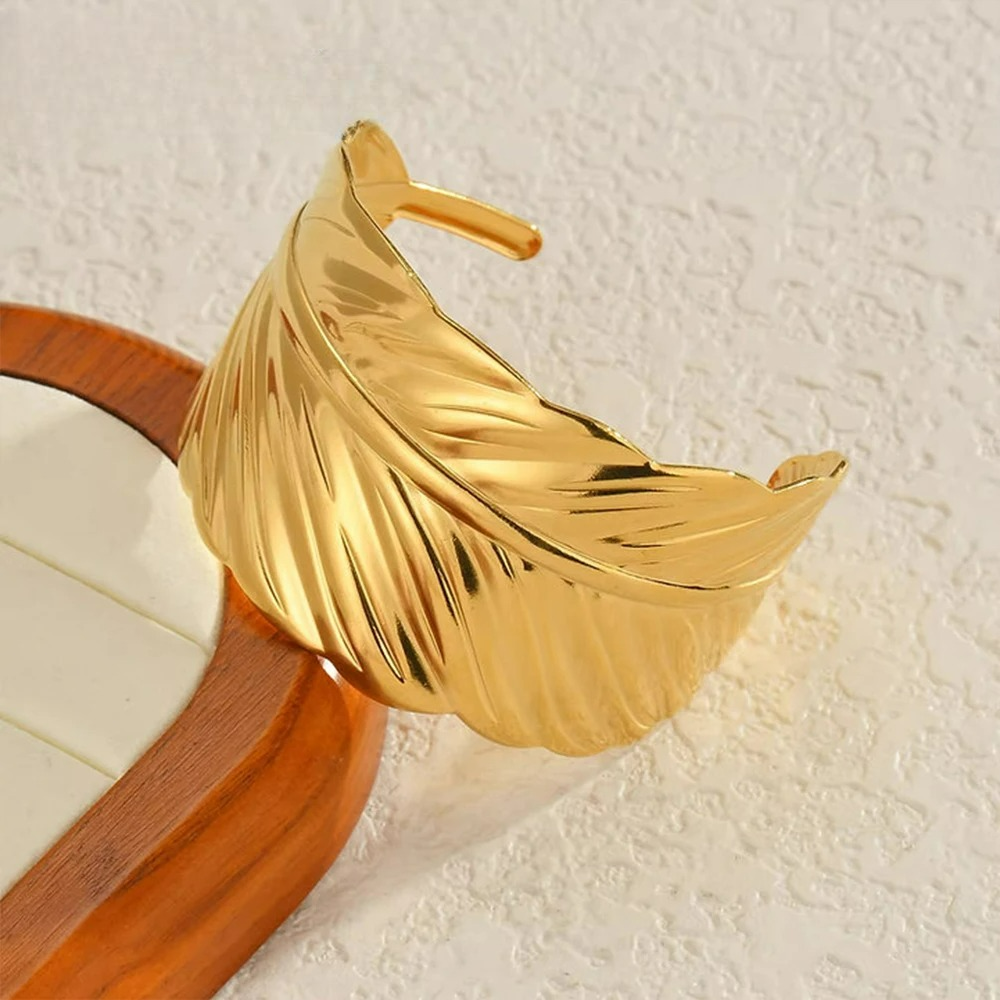 Pulsera brazalete pluma dorada
