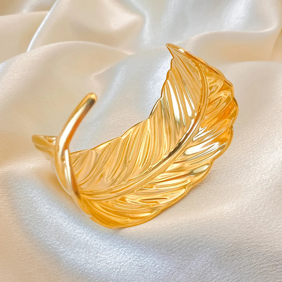 Pulsera brazalete pluma dorada