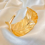 Pulsera brazalete pluma dorada