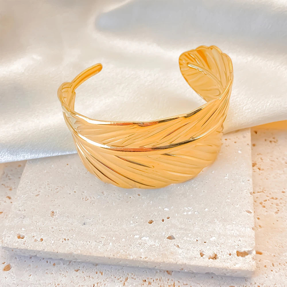 Pulsera brazalete pluma dorada