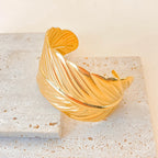 Pulsera brazalete pluma dorada