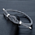 Pulsera moderna de cuerda trenzada con nudo gris 