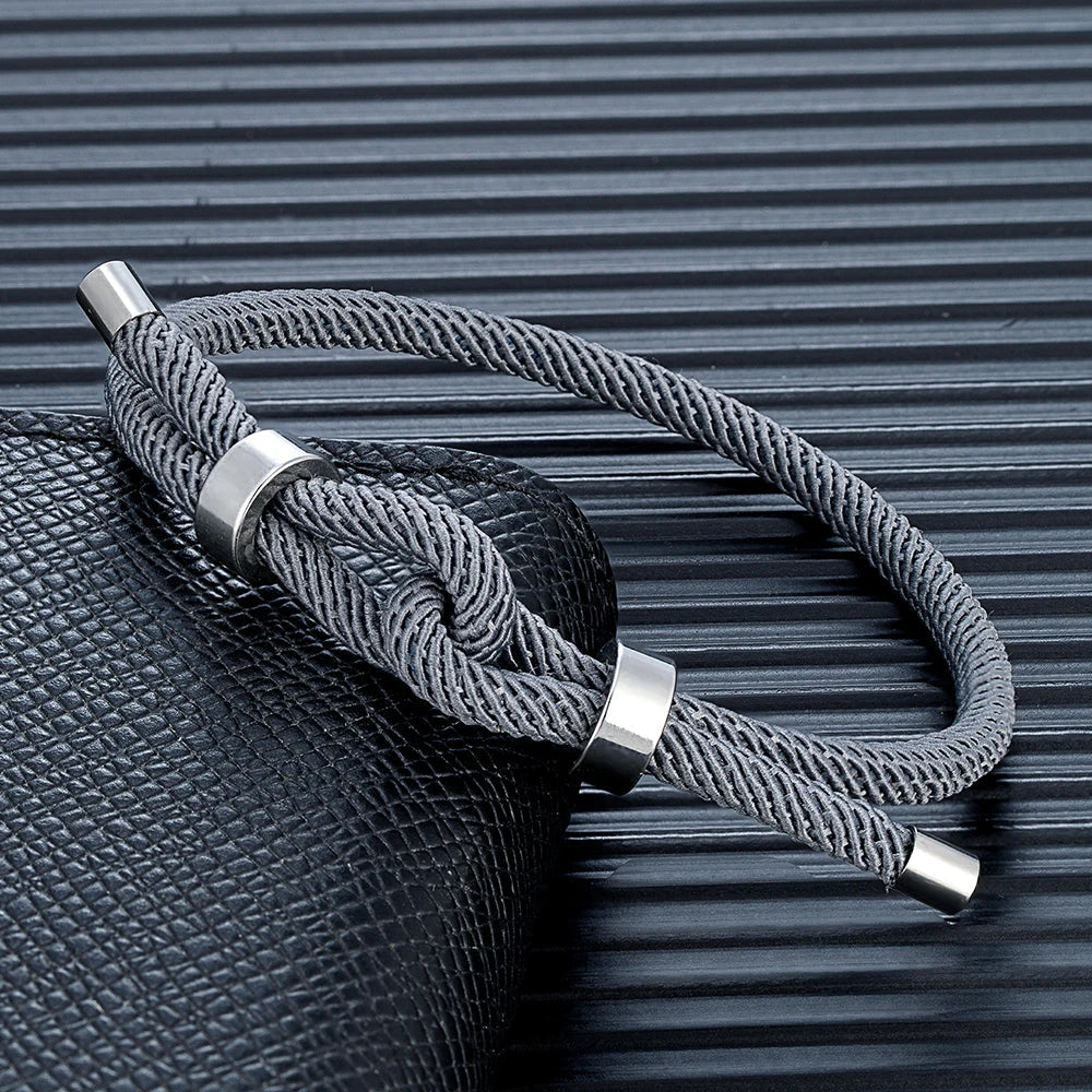 Pulsera moderna de cuerda trenzada con nudo gris 
