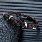 Pulsera moderna de cuerda trenzada con nudo marrón