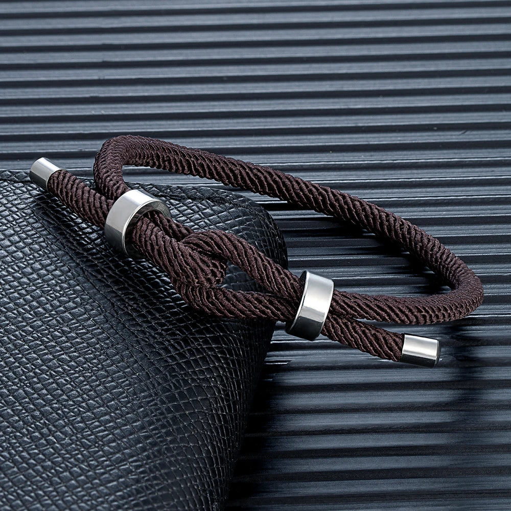 Pulsera moderna de cuerda trenzada con nudo marrón