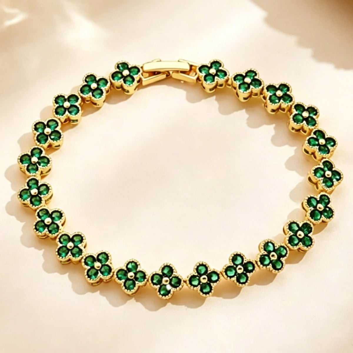 Pulsera de múltiples tréboles con cristales de colores dorado y verde