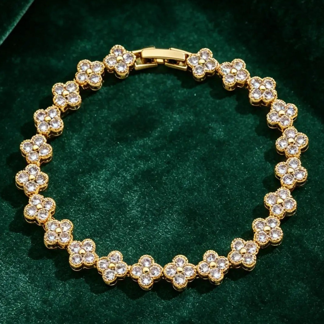 Pulsera de múltiples tréboles con cristales de colores dorado