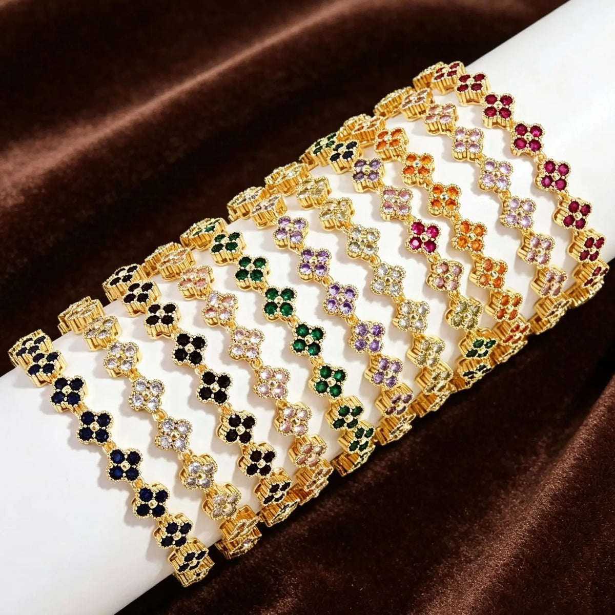 Pulsera de múltiples tréboles con cristales de colores