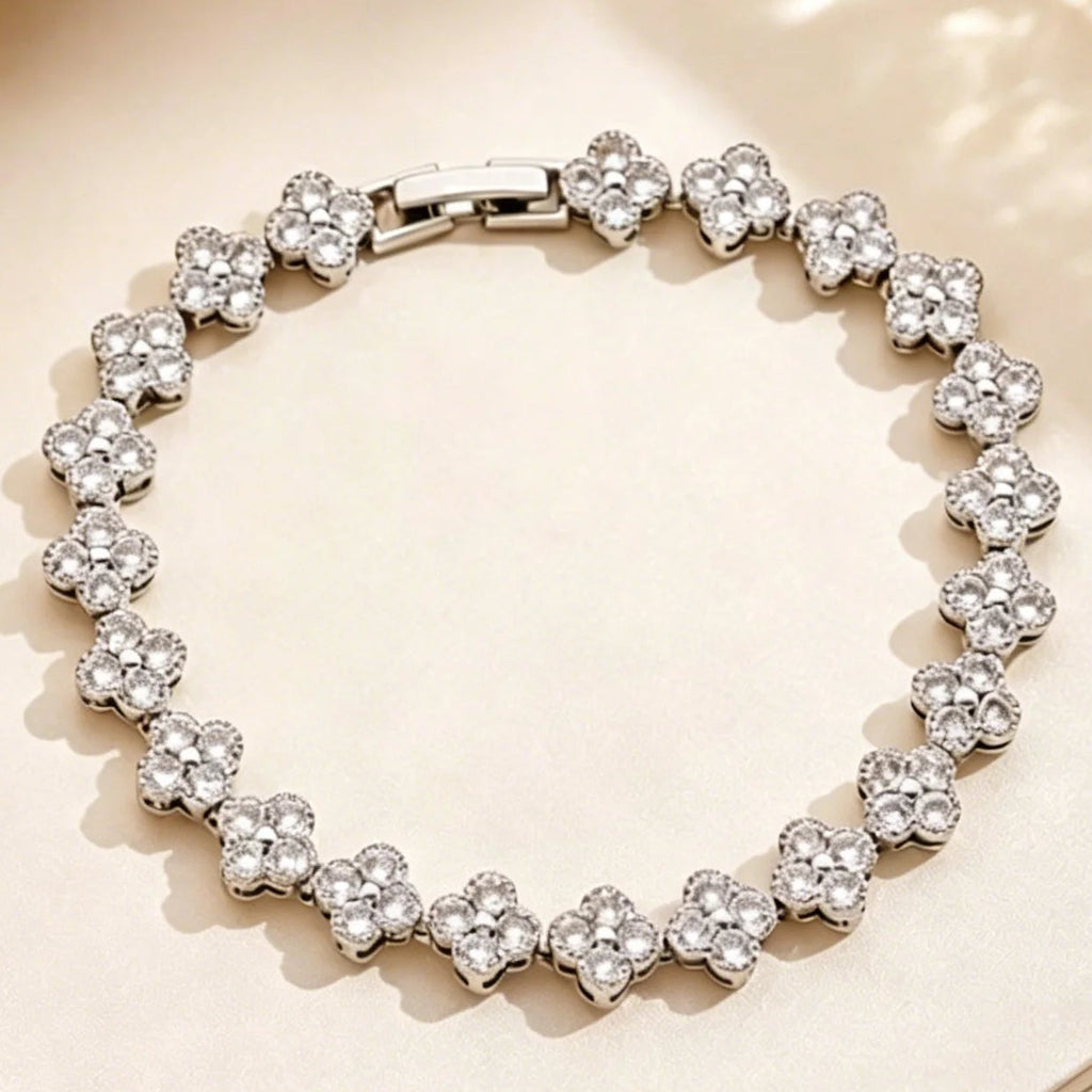 Pulsera de múltiples tréboles con cristales de colores plateado