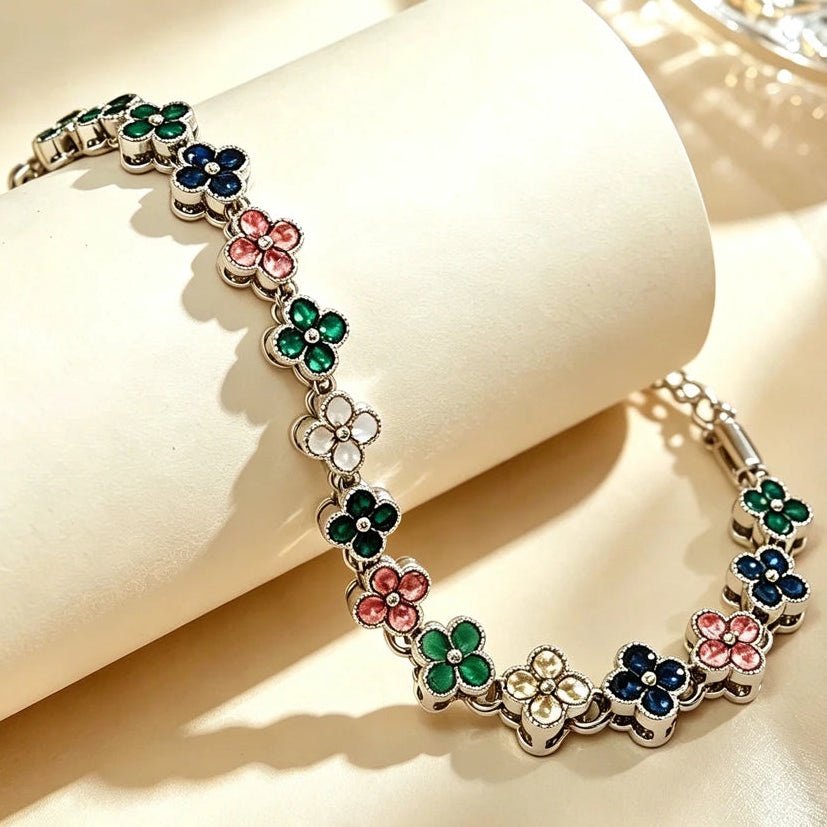 Pulsera de múltiples tréboles con cristales de colores plateado y multicolor 