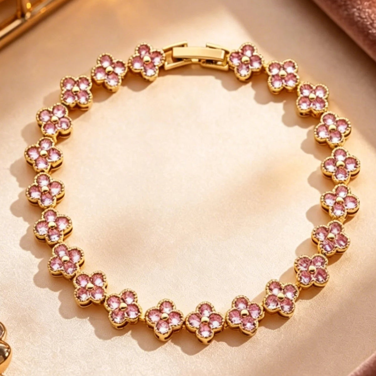 Pulsera de múltiples tréboles con cristales de colores dorado y rosa