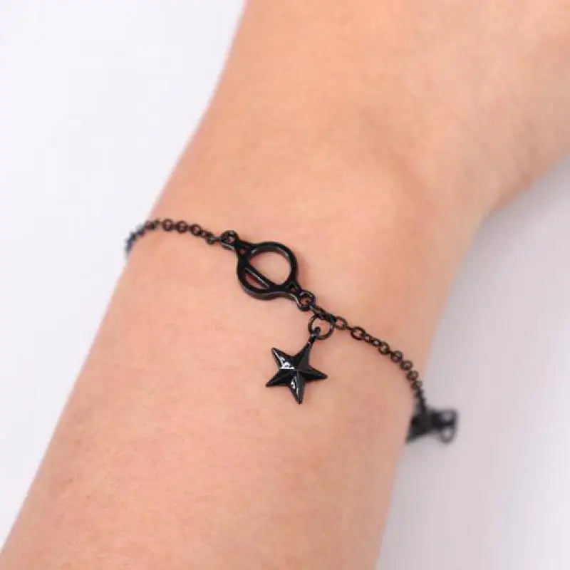 Pulsera negra con estrella
