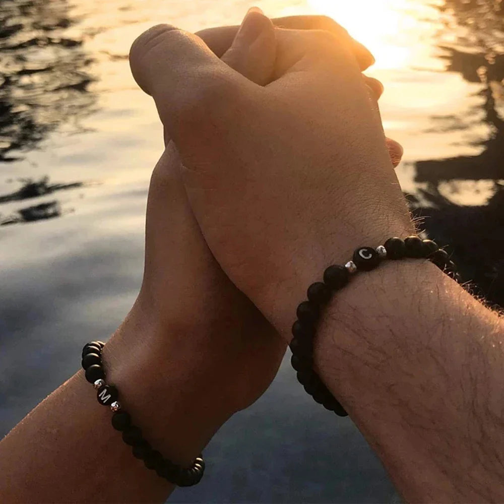 Pulsera negra inicial c