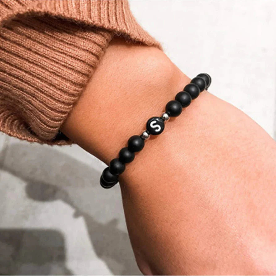 Pulsera negra inicial