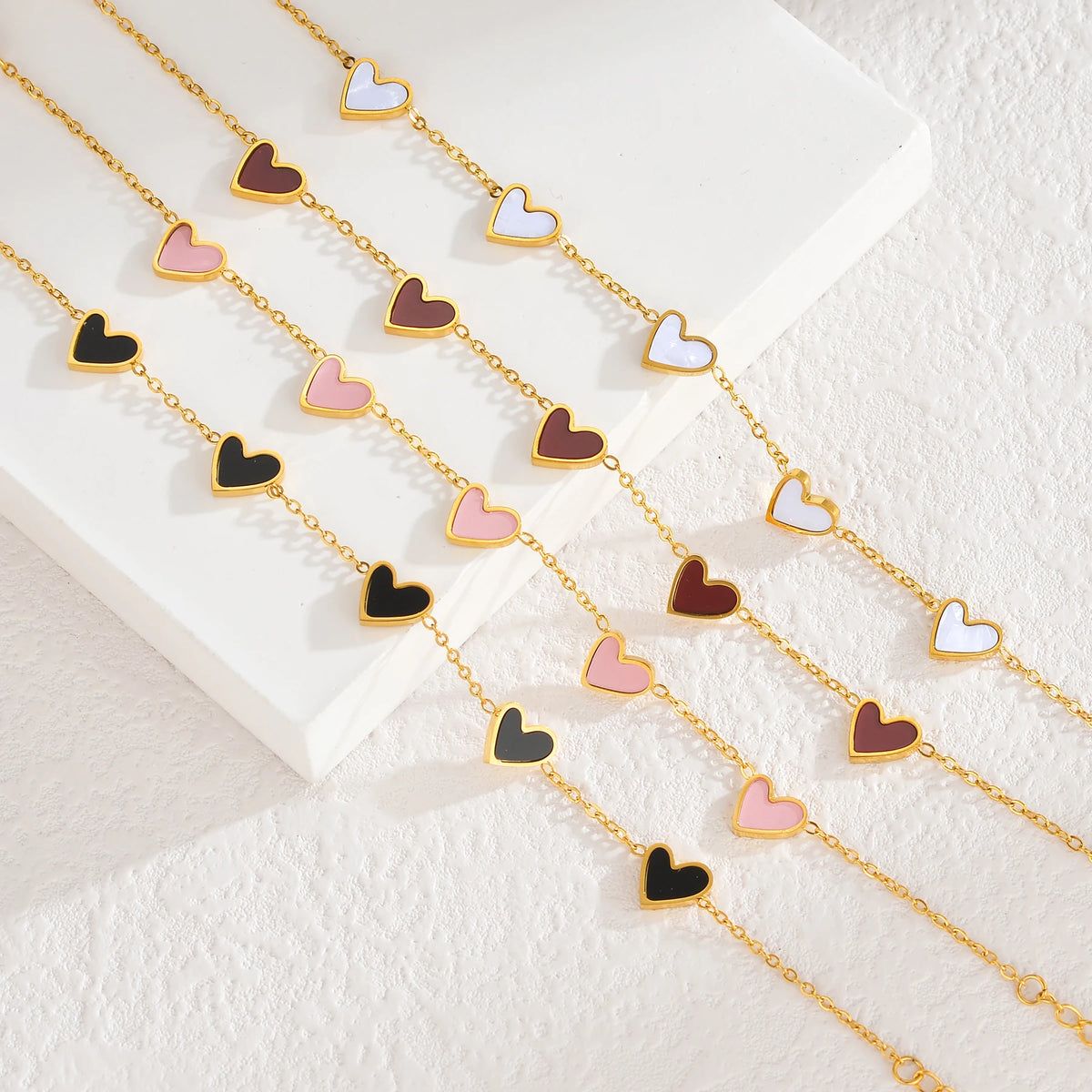Pulsera muestrario de corazones negra