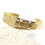 Pulsera abierta con letras en hebreo judío oro