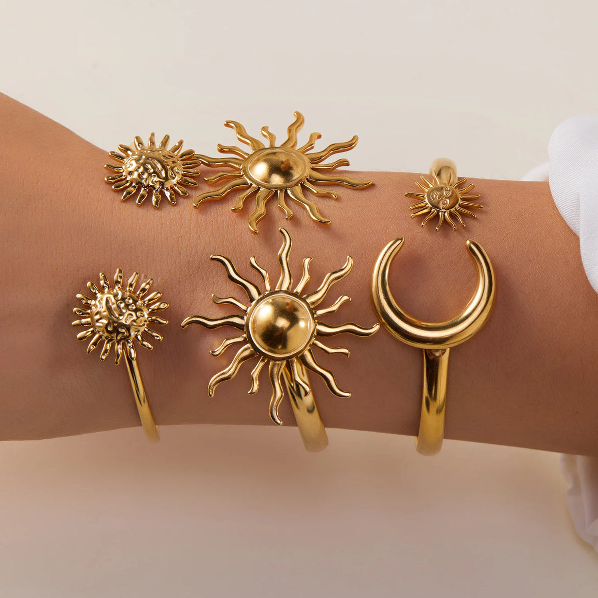 Bracelet ouvert deux soleils à spirale doré