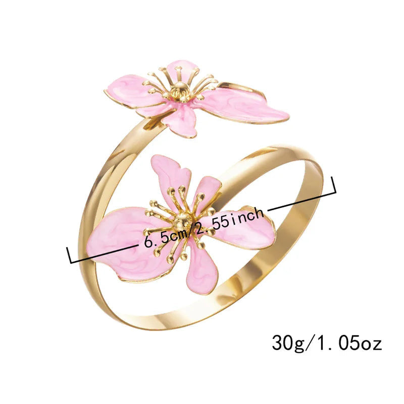 Pulsera abierta adornada con flores exóticas