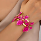 Pulsera abierta adornada con flores exóticas rosas