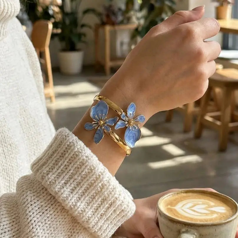 Pulsera abierta adornada con flores exóticas azules