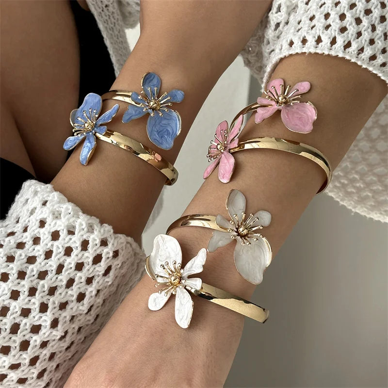 Pulsera abierta adornada con flores exóticas blancas