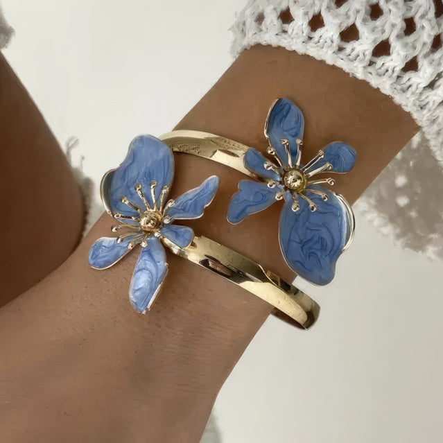 Pulsera abierta adornada con flores exóticas 